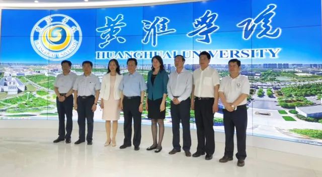 中華職業教育社理事長陳昌智、河南省副省長霍金花一行參觀展廳